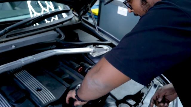 How to do basic maintenance on your car! | E46 Oil + Filter, Air Filter Swap, Spark Plug replacemen смотреть онлайн