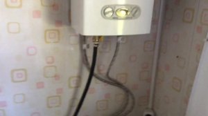 Газовая колонка на даче(только сжиженный газ)часть хрен знает какая))))