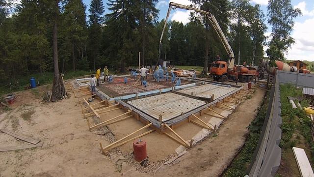 Начинаем заливать бетон М350. УШП смотреть онлайн