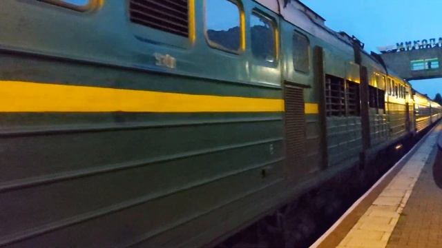 2ТЭ10Ут-0059 с поездом 122 Николаев - Киев на вокзале Николаев смотреть онлайн