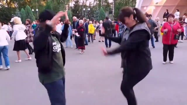 ЦЫГАНКА МОЛОДАЯ! ТАНЦЫ В ПАРКЕ ГОРЬКОГО ХАРЬКОВ смотреть онлайн