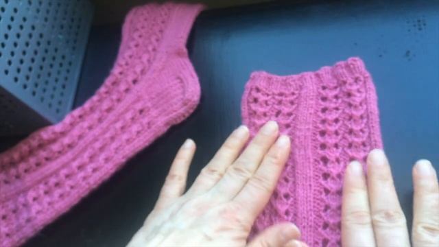 Вяжем ажурные носочки для сна