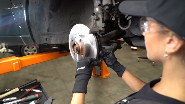Как заменить передние тормозные колодки на VW GOLF 2 [ВИДЕОУРОК AUTODOC] смотреть онлайн