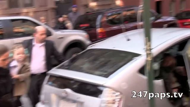 Sarah Jessica Parker strolling with her beautiful Twins in NYC смотреть онлайн