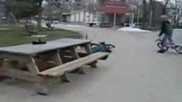 Прыгнул с байком смотреть онлайн