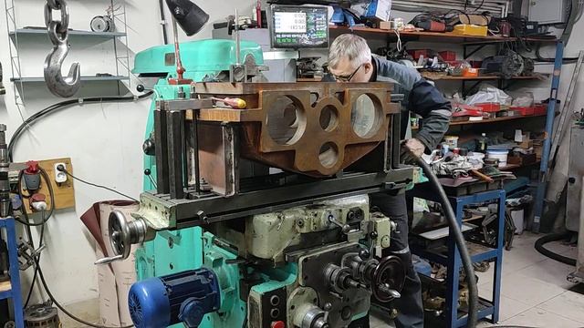 Расточка огромного корпуса редуктора на маленьком фрезерном станке. смотреть онлайн
