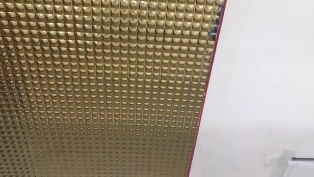 золотой пластик с логотипом смотреть онлайн