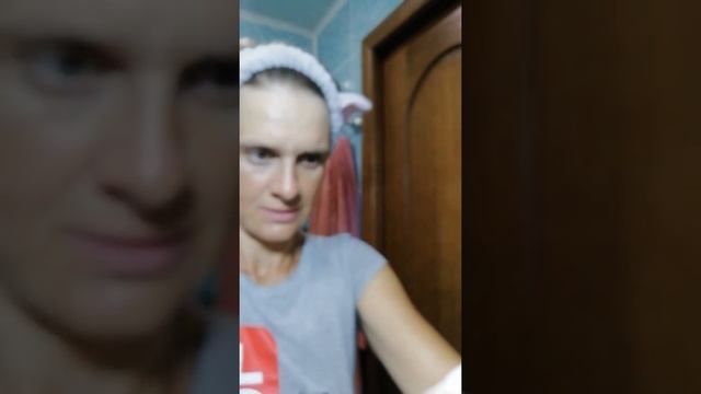 Взбиваю пену для умывания от Elizavecca с помощью массажной губки смотреть онлайн