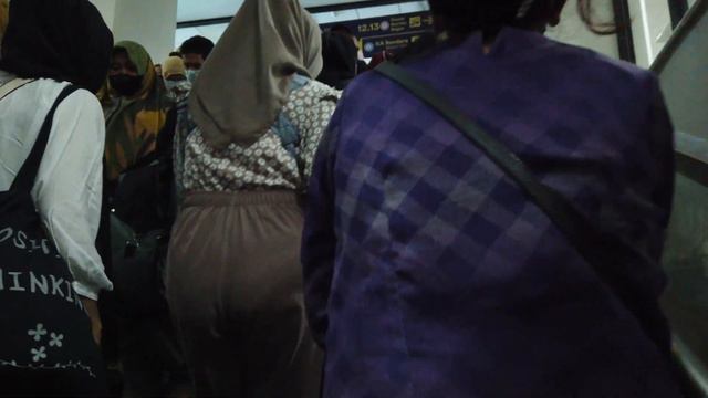 🇮🇩 [POV] Jakarta KRL - Ride from SUDIRMAN to CAWANG - Jakarta Suburban Trains (2022) (4K) смотреть онлайн