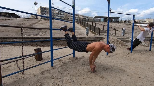 Отжимания от кирпича вверх ногами, на площадке. смотреть онлайн