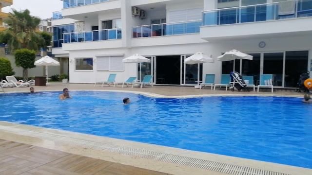 Плаваю в Турции в бассейне с ластами смотреть онлайн