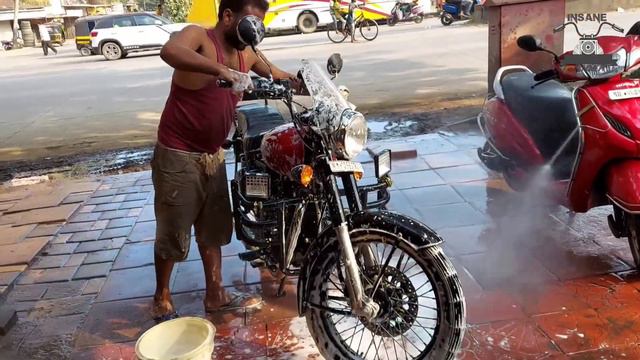Royal Enfield Diesel Wash & Shampoo wash. Just wow... смотреть онлайн