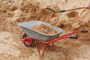 Устанавливаем фундамент под каркасный домик. Перемещаем землю на участке