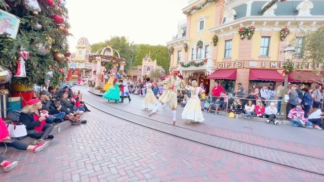 [4K] FULL Christmas Fantasy Parade at Disneyland Park! - Holidays at Disneyland смотреть онлайн