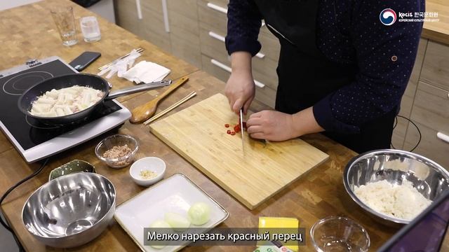 ТОКПОККИ И ЧУМОКПАБ | Кулинарный мастер-класс в Корейском Культурном центре смотреть онлайн