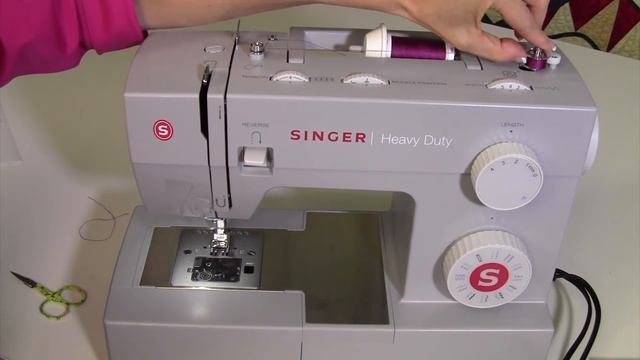 Singer Heavy Duty 4423 4 Threading & Winding a Bobbin смотреть онлайн
