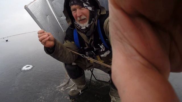 Зимняя рыбалка . Маныч. 2023 год. Процесс закорма и облова лунок от Юрия Философа. смотреть онлайн