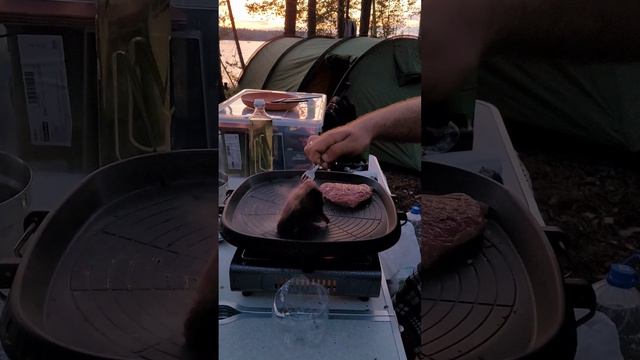 Карелия 2024. Стейки на походном гриле. Походная еда. Июль 2024г.mp4 смотреть онлайн