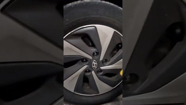 Никогда не понимал зачем ставят колпаки на литые диски. смотреть онлайн