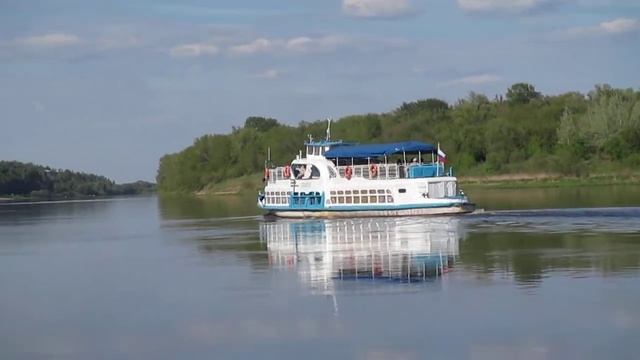 Прогулочный катер плывет по реке Оке смотреть онлайн