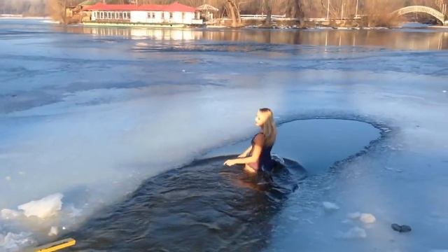Девушки в купальниках энергичны даже в крещенские морозы. Зимние купания, зимнее катание смотреть онлайн