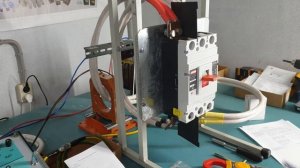 Испытание автоматического выключателя ВА57-39 340010 400А, последовательное соединение полюсов АВ.