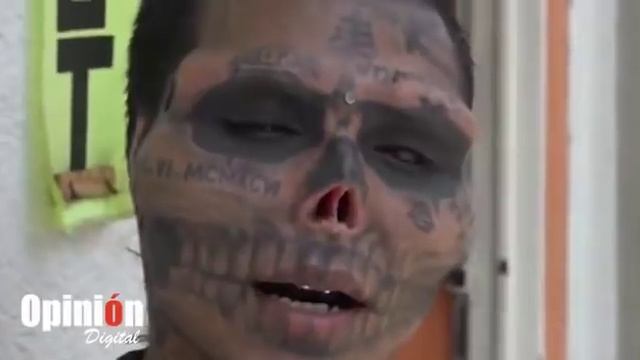 Tatuador se cortó la nariz y orejas para verse como la muerte смотреть онлайн