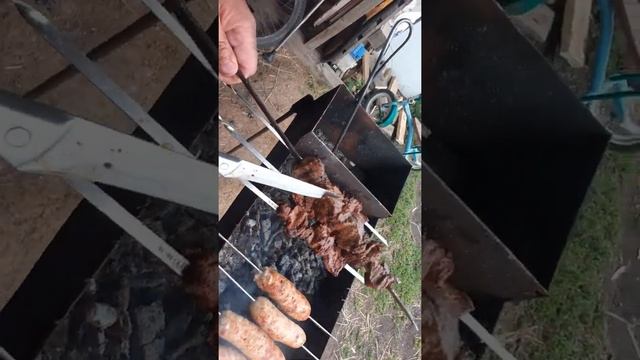 Куриные сосиски на шампурах и шашлык из маринованной говядины смотреть онлайн