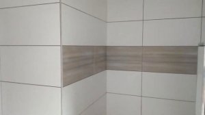 Ванная комната без ванной. Сидение в душевой из плитки .