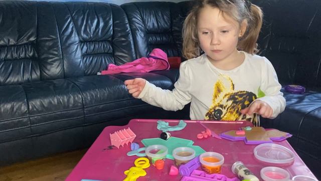 Распаковка Play-Doh Пряничный домик . Моника играет в Play-Doh. С папой и мамой играем в пластилин смотреть онлайн