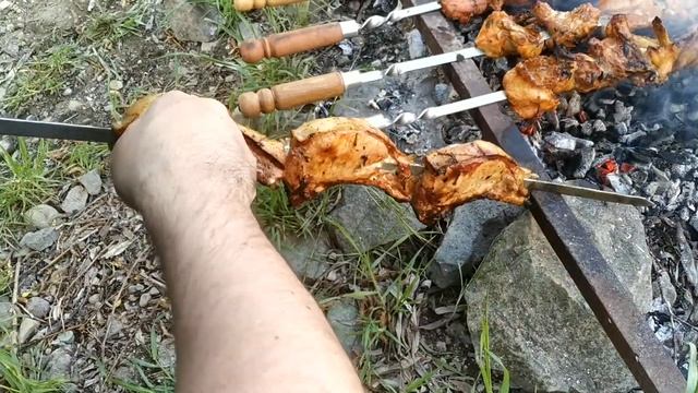 Шашлык на мангале из свинины и курицы приготовленный на природе. Рецепт от готовим с друзьями смотреть онлайн