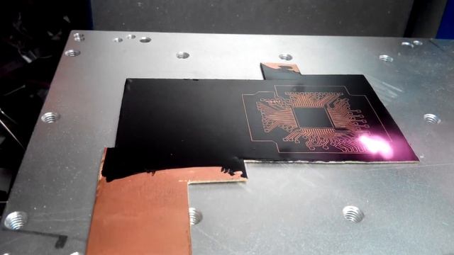 Выжигание рисунка на покрытом краской фольгированном текстолите с помощью волоконного лазера 10Вт смотреть онлайн