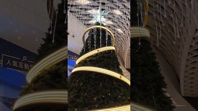 【YOHO聖誕快樂】昨日路經元朗形點購物商場看見今年聖誕擺設展覽已經開始了現場有市民排隊入展覽室看流星夢幻星座可惜我沒空停下入內拍照今年形點聖誕裝飾展覽比較細小氣氛也比較淡味希望香港聖誕節人人開心快 смотреть онлайн