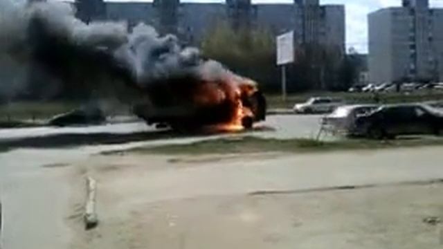 Тверь, горит машина на Можайке смотреть онлайн