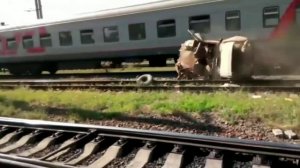 Эльдар вылазь. Поезд збивает УАЗ.
