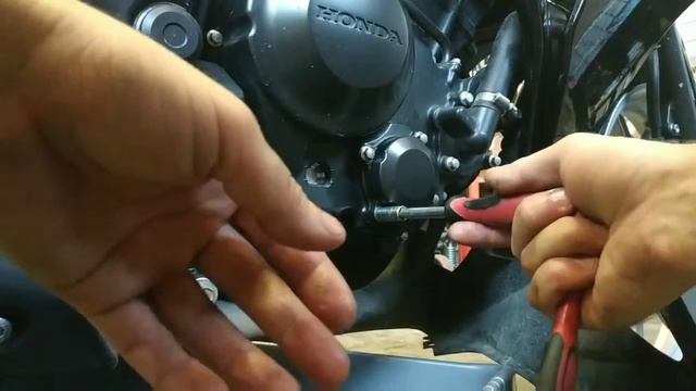 Как заменить масло в мотоцикле, Honda CBR250RR смотреть онлайн