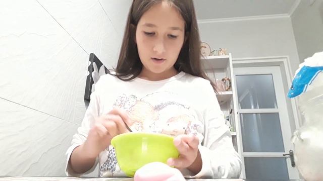 Как сделать лизун из геля для душа и крахмала смотреть онлайн