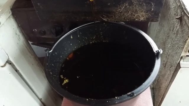 Топим воск. Паровая воскотопка. смотреть онлайн