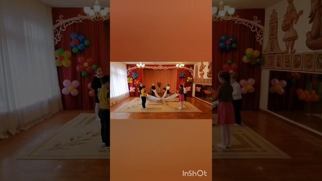 Малыши танцуют для мамы танец "Нежный подснежник" смотреть онлайн