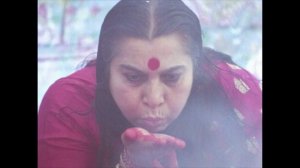 Биджа мантры в исполнении Шри Матаджи, работа Матери с чакрами, отрывок