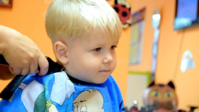 Детская ПАРИКМАХЕРСКАЯ Стрижка волос Сhildren's barbershop Haircut на TUMANOV FAMILY смотреть онлайн