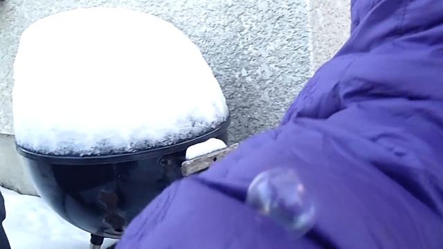 So cold a bubble freezes in midair смотреть онлайн
