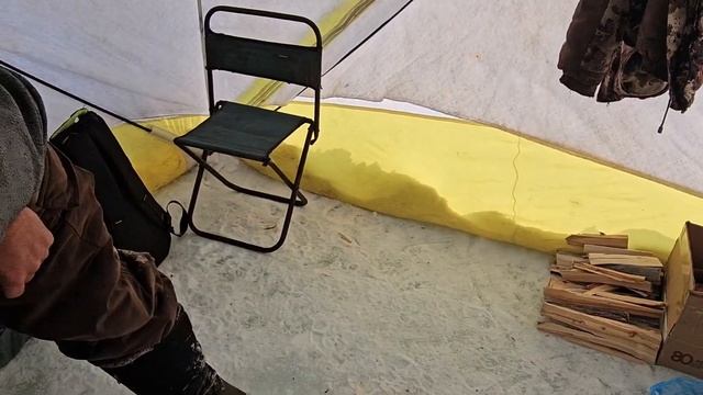 зимняя рыбалка в холодный чудесный день.