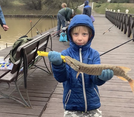 Весенний жор рыбы. Несмотря на погоду, мутную воду и много рыбаков. смотреть онлайн