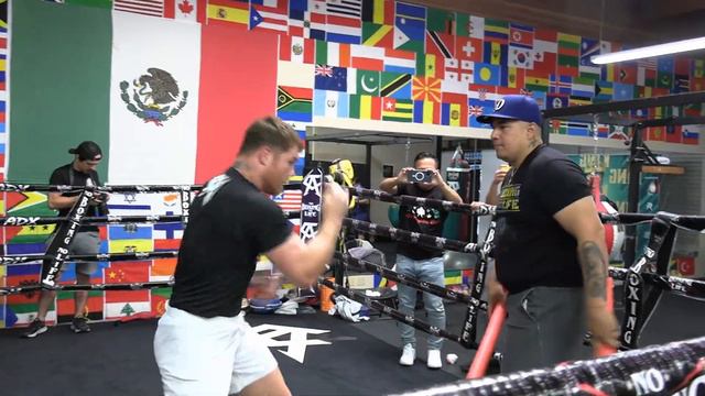 CANELO GOT THE MAMBA MENTALITY HE'S AN ARTIST IN THE RING & HIS FEINTS THEY ARE ON ANOTHER LEVEL смотреть онлайн