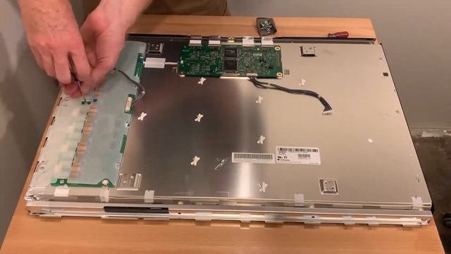 Apple Cinema Display Disassembly ?? - How To - 30 inch (let's take it apart) смотреть онлайн