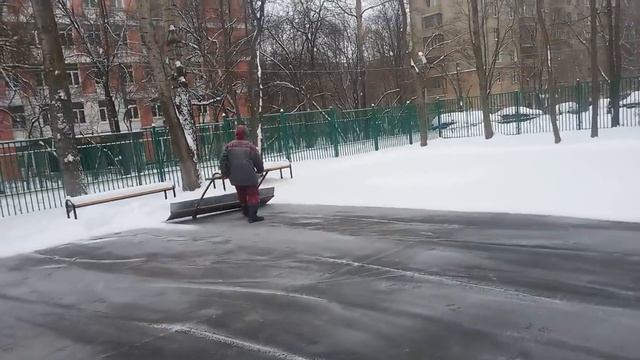 Дворник номер 1, и его чудо лопата Москва ! смотреть онлайн