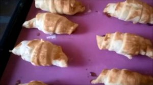 Круассаны из слоеного теста с яблоками.