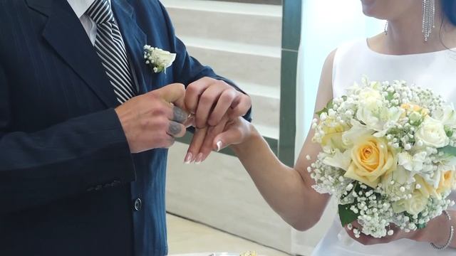 Прикол на свадьбе Как правильно одеть кольцо невесте Лайфхак для этого нужно всего лишь смочить смотреть онлайн