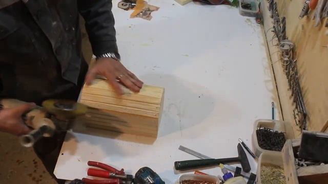 Как изготовить шкатулку. Браширование сосны металлической щеткой. Бизнес в гараже смотреть онлайн